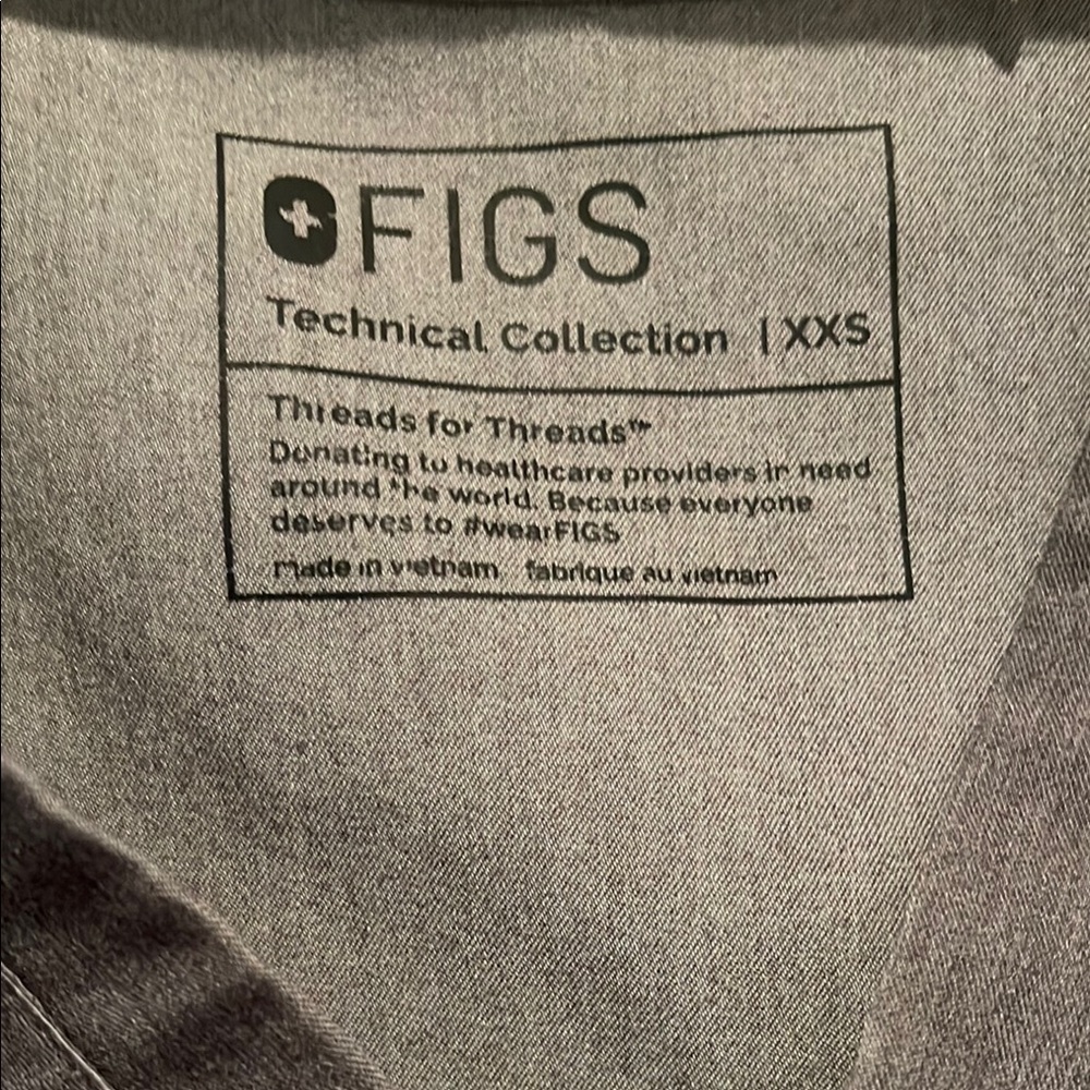 CLEARANCE! FIGS Women's Catarina One-Pocket V-Neck Scrub Top In Gray, Size XXS - Picture 7 of 9